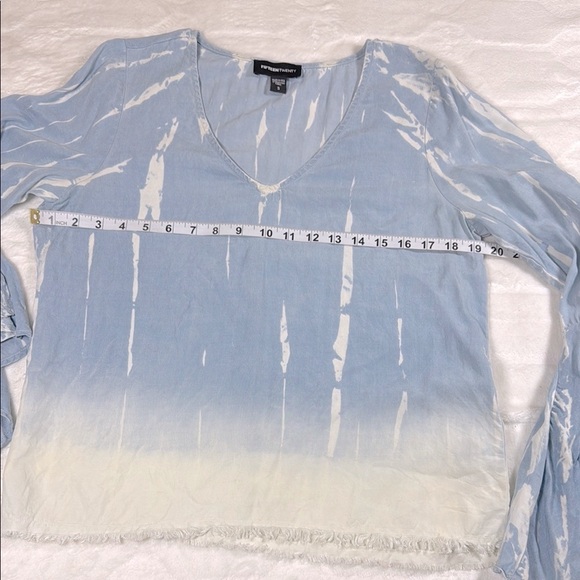 FifteenTwenty Womens Blue Cream Tie Dye Bell Sleeve V Neck Top Sz S Tencel Boho - Picture 4 of 9